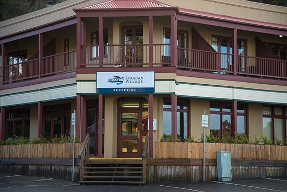 Strahan Village Buitenkant foto
